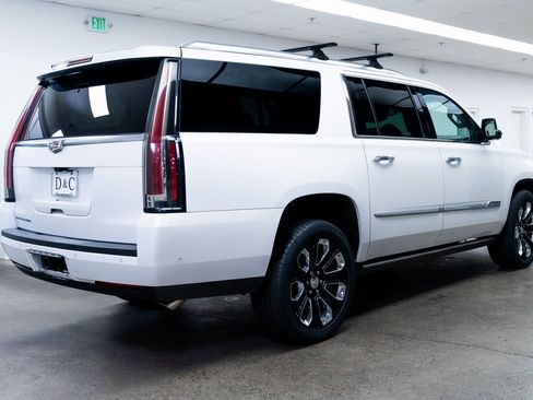 Used 2019 Cadillac Escalade ESV Premium Luxury image 6
