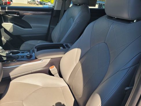 Used 2021 Toyota Highlander Platinum AWD/4WD image 13