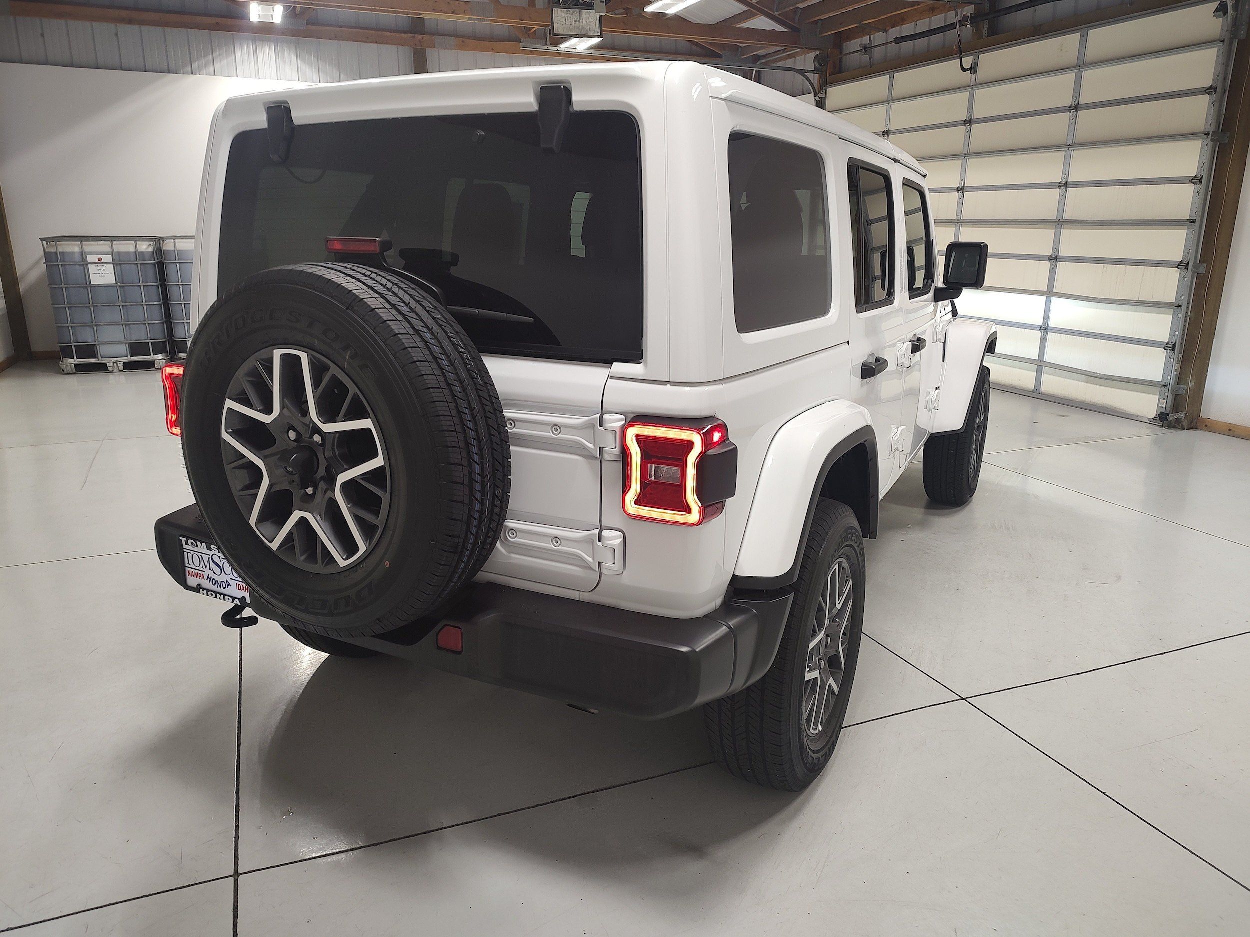 Used 2025 Jeep Wrangler Unlimited Sahara AWD/4WD image 12