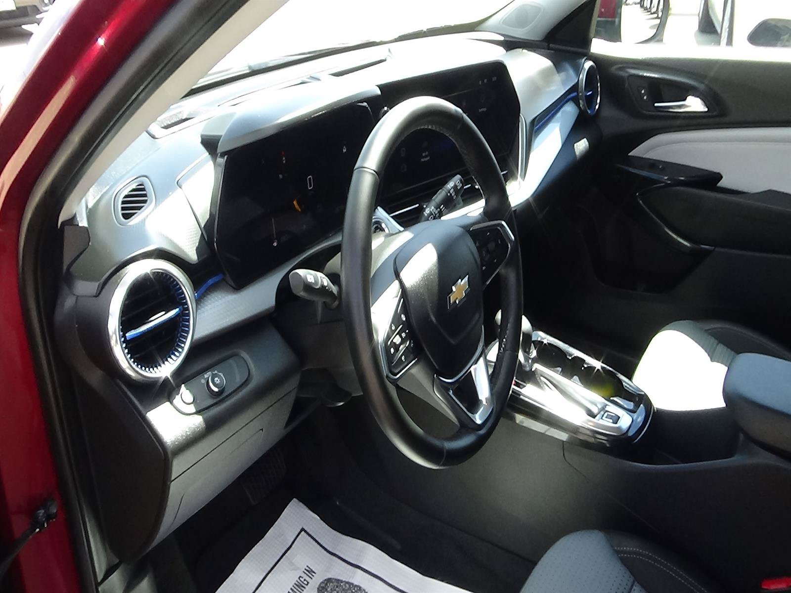 Used 2025 Chevrolet Trax LT w/ LT Convenience Package FWD image 16