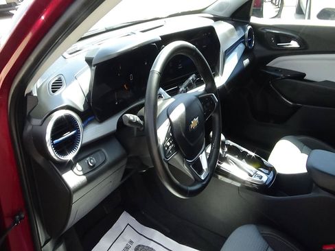 Used 2025 Chevrolet Trax LT w/ LT Convenience Package FWD image 16