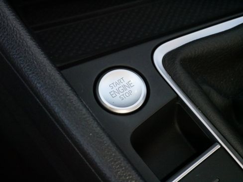 Certified 2025 Volkswagen Jetta SE w/ Sunroof Package image 28