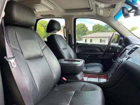 Used 2013 Cadillac Escalade Premium AWD/4WD image 23