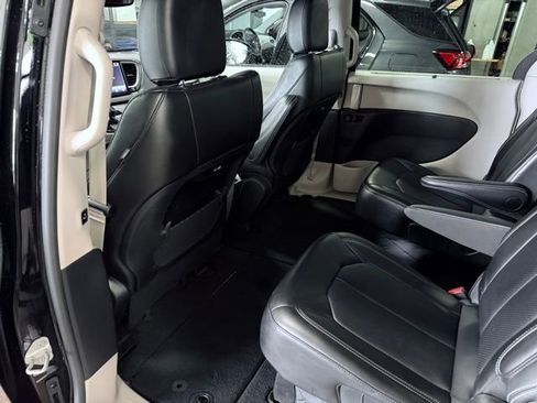 Used 2024 Chrysler Pacifica Touring-L FWD image 21