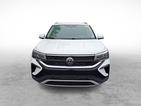Used 2024 Volkswagen Taos SE FWD image 2