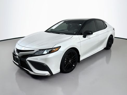 Used 2022 Toyota Camry XSE FWD image 3
