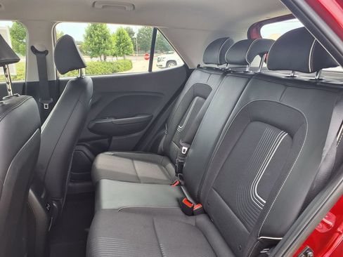 Used 2025 Hyundai Venue Limited FWD image 17