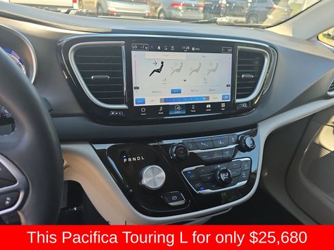 Used 2024 Chrysler Pacifica Touring-L FWD image 27