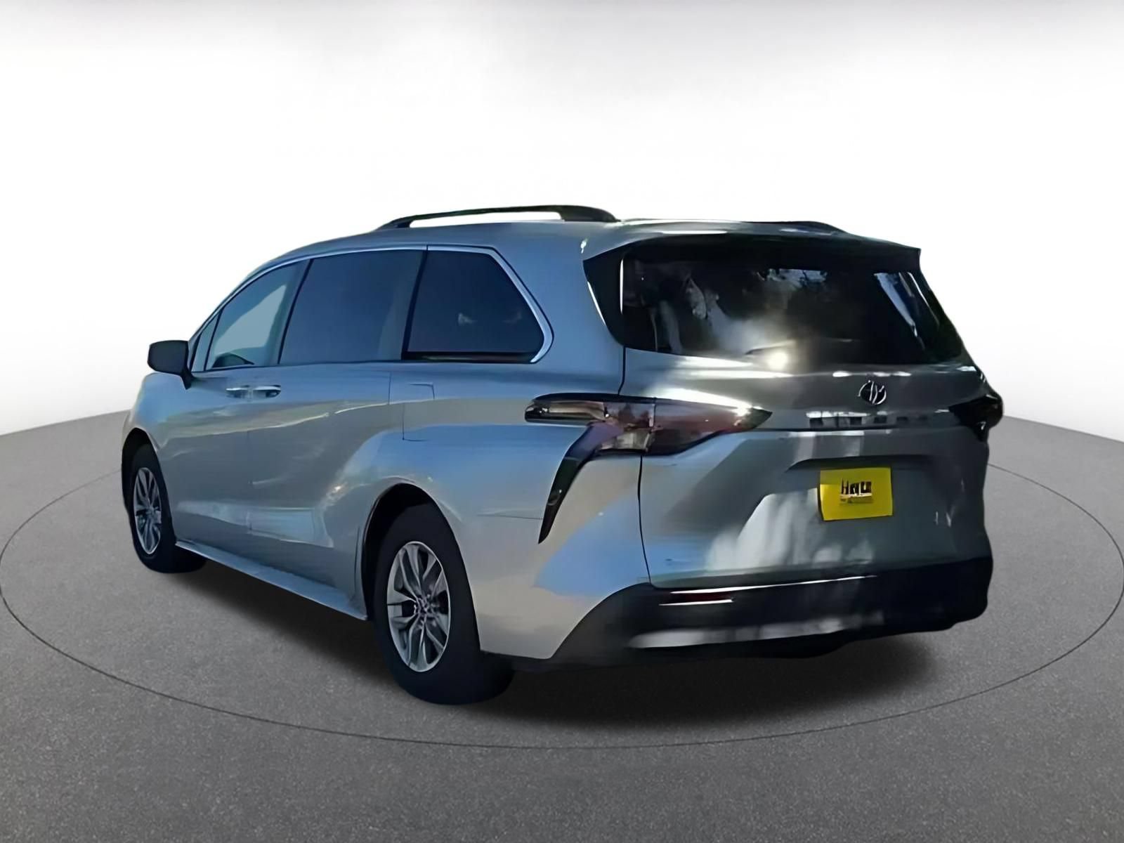 Used 2025 Toyota Sienna XLE FWD image 14