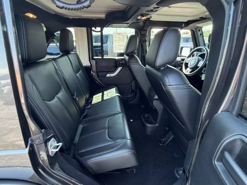 Used 2017 Jeep Wrangler Unlimited Rubicon w/ Connectivity Group AWD/4WD image 13