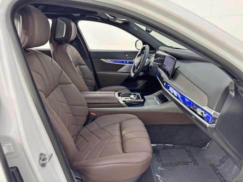 Used 2023 BMW i7 xDrive60 AWD/4WD image 11