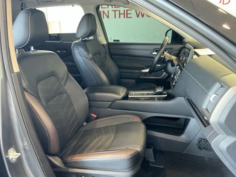 Used 2024 Nissan Pathfinder Platinum FWD image 19