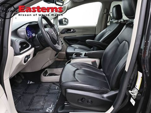 Used 2023 Chrysler Pacifica Touring-L FWD image 14