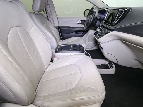 Used 2021 Chrysler Pacifica Touring-L image 18