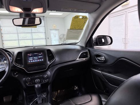 Used 2019 Jeep Cherokee Latitude Plus w/ Comfort/Convenience Group FWD image 26