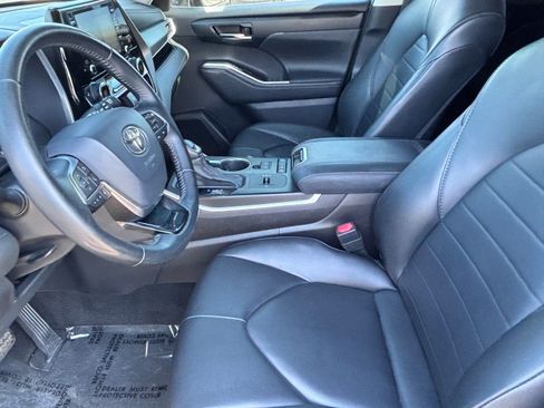 Used 2021 Toyota Highlander XLE FWD image 18