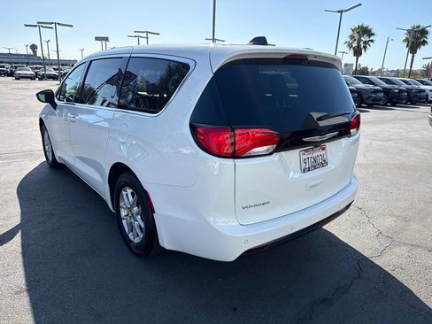 Used 2025 Chrysler Voyager LX FWD image 5