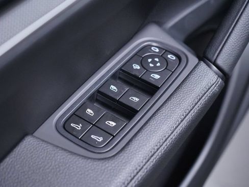 Used 2024 Porsche Cayenne Coupe AWD/4WD image 17