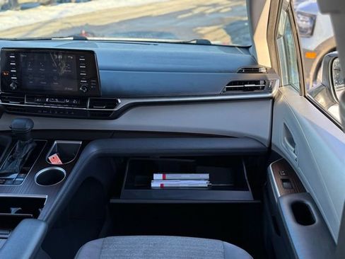 Used 2021 Toyota Sienna LE image 26