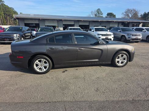Used 2013 Dodge Charger SE image 4