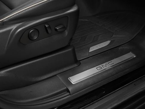 Used 2023 GMC Yukon XL SLT image 14