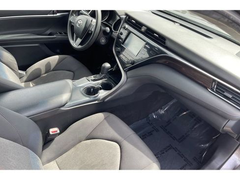 Used 2018 Toyota Camry LE image 18