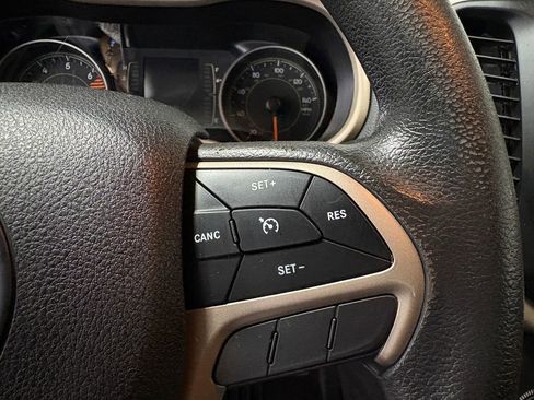 Used 2018 Jeep Cherokee Latitude FWD image 24
