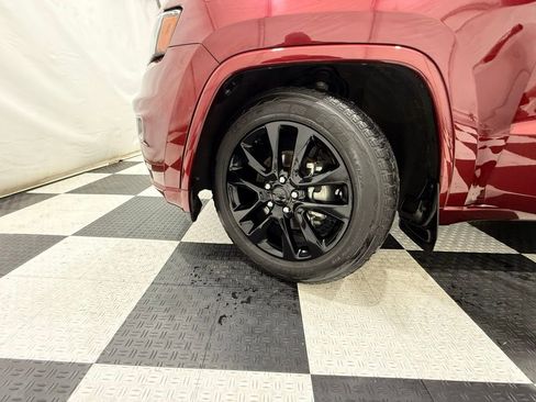 Used 2018 Jeep Grand Cherokee Altitude image 11