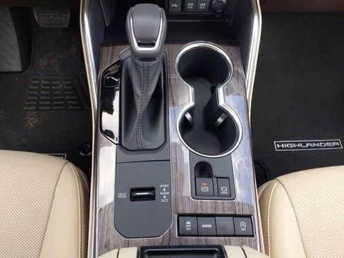 Used 2020 Toyota Highlander Limited FWD image 19