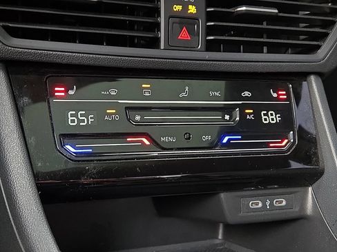 Used 2025 Volkswagen Jetta SE w/ Sunroof Package FWD image 16