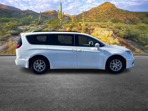 Used 2022 Chrysler Pacifica Touring-L image 8