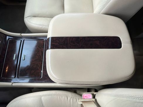 Used 2010 Cadillac Escalade Premium image 37