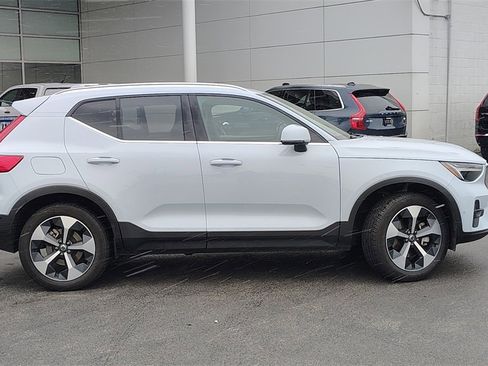 Certified 2025 Volvo XC40 B5 Plus image 2