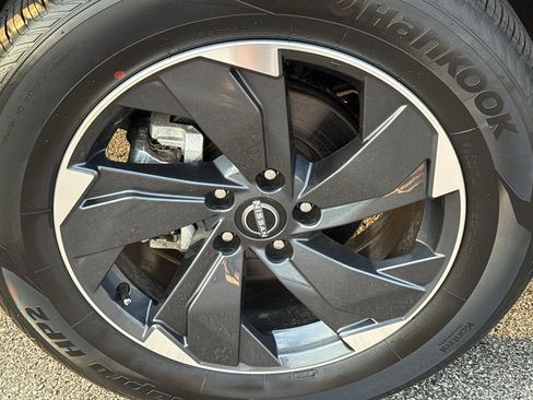 Certified 2025 Nissan Rogue SV AWD/4WD image 9