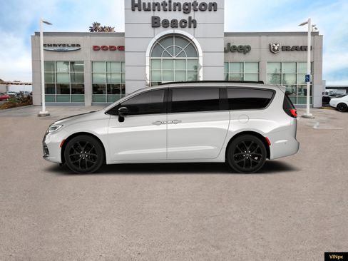 New 2026 Chrysler Pacifica Limited w/ Uconnect Theater Family Group image 3