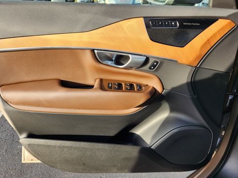 Used 2023 Volvo XC90 B6 Plus image 23