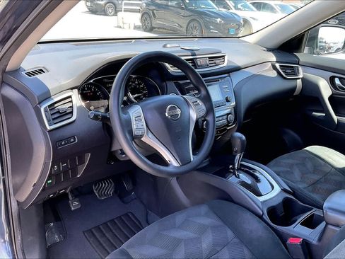 Used 2016 Nissan Rogue SV FWD image 2