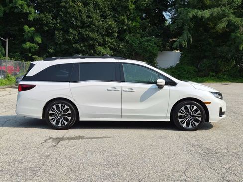 Used 2025 Honda Odyssey Elite image 2