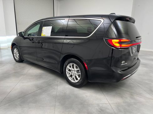 Used 2025 Chrysler Pacifica Select FWD image 6