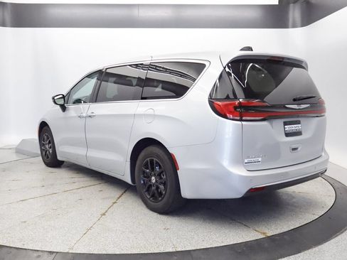 Certified 2024 Chrysler Pacifica Touring-L FWD image 3