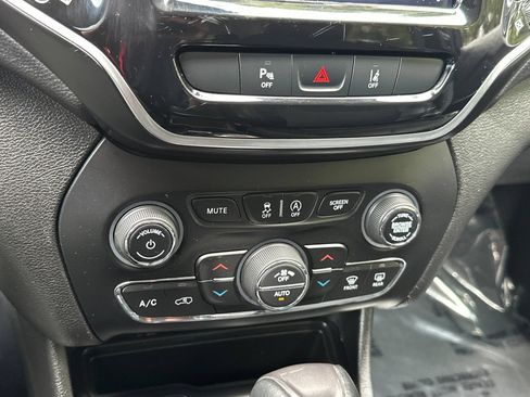 Used 2020 Jeep Cherokee Limited w/ Advanced Safety Group FWD image 25