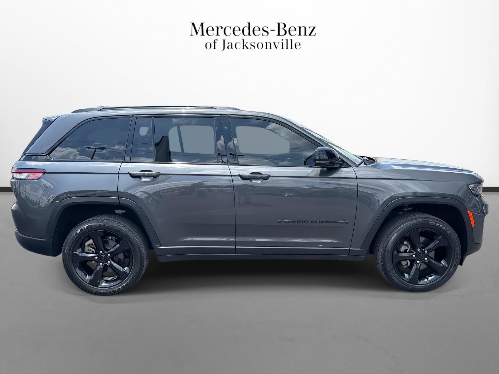 Used 2024 Jeep Grand Cherokee Altitude RWD image 2