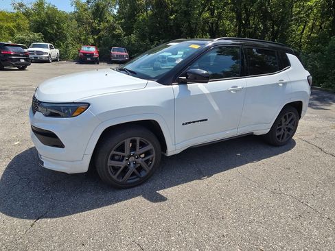 Used 2024 Jeep Compass Limited w/ High Altitude Package AWD/4WD image 2