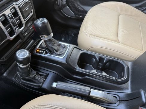 Used 2018 Jeep Wrangler Unlimited Sahara image 25