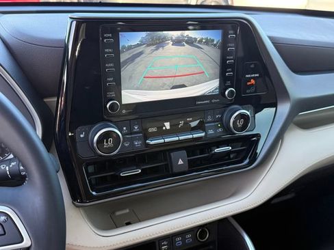 Used 2022 Toyota Highlander XLE FWD image 21