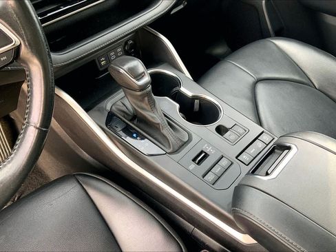 Used 2022 Toyota Highlander XLE AWD/4WD image 15