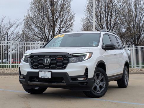 Used 2024 Honda Passport TrailSport image 2