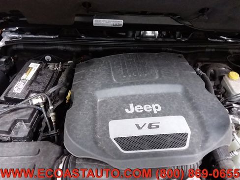 Used 2015 Jeep Wrangler Unlimited Rubicon w/ Connectivity Group image 9