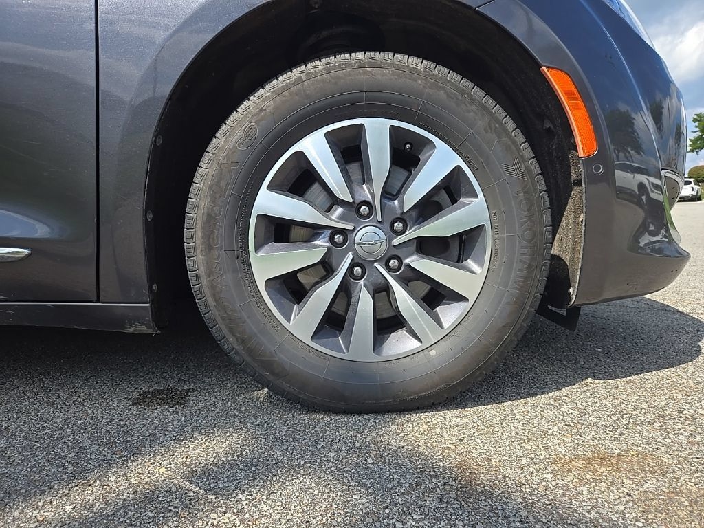 Used 2020 Chrysler Pacifica Touring-L Plus FWD image 10