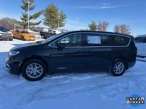 Used 2025 Chrysler Pacifica Select image 17